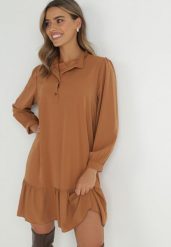 Beżowa Sukienka Pudełkowa Oversize Tize. Brązowe sukienki Born2be, na co dzień, uniwersalny, bez wzorów, eleganckie, bez kołnierzyka, bez ramiączek, mini, oversize. W wyprzedaży za 84.99 zł.