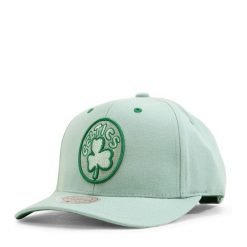 Czapka typu snapback Boston Celtics. Zielone czapki z daszkiem Mitchell & Ness, bez wzorów, sportowe. Za 190.50 zł.