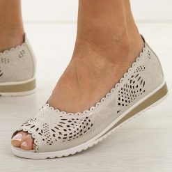 Białe skórzane półbuty damskie M.Daszyński Ol27-1. Białe półbuty wsuwane M.Daszyński, na lato, w ażurowe wzory, ze skóry, casualowe, z otwartym noskiem, bez obcasa, na płaskiej podeszwie. W wyprzedaży za 197.10 zł.