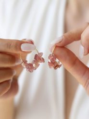 Pierres delicates Pozłacane kolczyki-półkreole z kwarcem różowym rozmiar: onesize. Czerwone kolczyki Pierres delicates, z kwarcem, pozłacane. Za 39.99 zł.