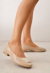 Beżowe Czółenka na Niskim Obcasie z Elegancką Aplikacją i Skórzaną Wkładką Cezaline. Brązowe czółenka Born2be, z aplikacjami, biznesowe, bez obcasa, bez zapięcia. Za 159.99 zł.