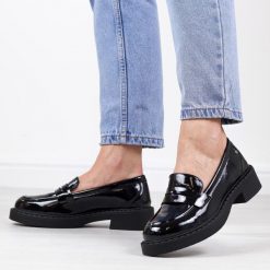 Czarne lakierowane loafersy damskie mokasyny Potocki 12174. Czarne mokasyny POTOCKI, bez wzorów, z lakierowanej skóry. Za 179.00 zł.