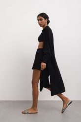 Koszula MAXI z plisowanej BAWEŁNY w kolorze TOTALLY BLACK -FUERTE-M/L. Czarne koszule Marsala, l, bez wzorów, z bawełny, klasyczne, bez kołnierzyka, bez ramiączek. W wyprzedaży za 107.48 zł.