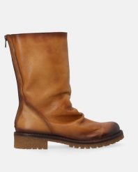 BRĄZOWE BOTKI Z MARSZCZONĄ CHOLEWKĄ M016LEBROBB012. Brązowe botki Venezia, bez wzorów, ze skóry, bez obcasa, bez zapięcia. Za 579.00 zł.