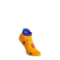 Skarpety biegowe Compressport Pro Racing Socks v4.0 Run Low. Czerwone skarpetki Compressport, bez wzorów. Za 83.99 zł.