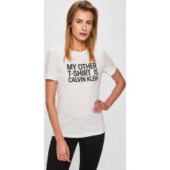 Calvin Klein Jeans - Top. Białe t-shirty Calvin Klein Jeans, bez wzorów, z bawełny, bez kołnierzyka, bez ramiączek. W wyprzedaży za 149.90 zł.