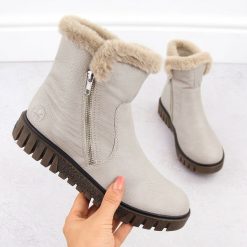 Botki damskie z futerkiem beżowe Rieker Y3481-60. Brązowe botki Rieker, bez wzorów, ze skóry ekologicznej, bez obcasa, bez zapięcia. Za 379.99 zł.