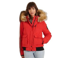 Kurtka damska Superdry Everest. Czerwone kurtki Superdry, bez wzorów, bez kaptura. W wyprzedaży za 653.00 zł.