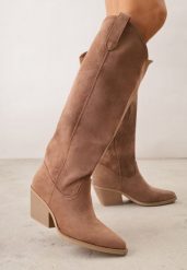 Jasnobrązowe Kozaki Kowbojki na Stożku z Gładką Cholewką z Imitacji Zamszu Halille. Brązowe kozaki Renee, bez wzorów, z materiału, z otwartym noskiem, bez obcasa, na obcasie, bez zapięcia. Za 199.99 zł.
