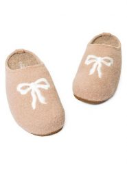 Living Kitzbühel Kapcie "Mimi Bow" w kolorze beżowym rozmiar: 41. Brązowe kapcie Living Kitzbühel, z aplikacjami, z materiału. Za 236.95 zł.