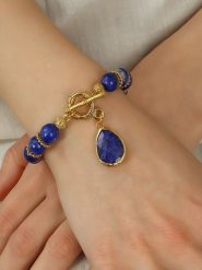 L'Atelier de Gaia Pozłacana bransoletka z lapis lazuli i szafirem rozmiar: onesize. Niebieskie bransoletki L'Atelier de Gaia, z lazurytem, pozłacane. Za 66.45 zł.