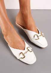 Białe Płaskie Klapki w Typie Loafersów z Łańcuchem Titacia. Białe klapki Renee, bez wzorów, eleganckie, bez obcasa, na płaskiej podeszwie, bez zapięcia. W wyprzedaży za 22.49 zł.