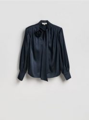 Bluzka z ozdobnym wiązaniem - granatowy. Niebieskie bluzki Reserved, l, bez wzorów, z tkaniny, bez kołnierzyka, bez ramiączek. Za 179.99 zł.