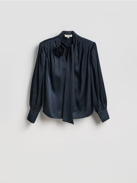 Bluzka z ozdobnym wiązaniem - granatowy. Niebieskie bluzki Reserved, l, bez wzorów, z tkaniny, bez kołnierzyka, bez ramiączek. Za 179.99 zł.