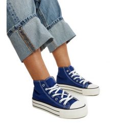 Niebieskie wysokie trampki na grubej podeszwie Bagy. Niebieskie trampki bez wzorów, za kostkę, bez zapięcia. Za 118.17 zł.
