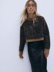 Krótki sweter ze zwierzęcym wzorem - wielobarwny. Swetry Reserved, l, bez wzorów, z dzianiny, bez ramiączek. W wyprzedaży za 139.99 zł.