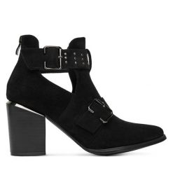 Botki DeeZee. Czarne botki DeeZee, bez wzorów, bez obcasa, na słupku, bez zapięcia. Za 179.99 zł.