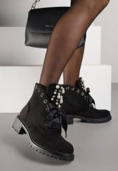 Czarne Botki z Imitacji Zamszu z Ozdobnymi Sznurówkami Perłami i Cyrkoniami Jovilda. Czarne botki Renee, z aplikacjami, z jeansu, rockowe, bez obcasa, na obcasie, bez zapięcia. Za 99.99 zł.