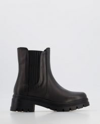 SKÓRZANE BOTKI 00361102 BLACK. Czarne botki Venezia, bez wzorów, ze skóry, bez obcasa, bez zapięcia. Za 369.00 zł.