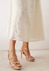 Szampańskie Eleganckie Sandały VICES na Szpilce z Przeplatanymi Paskami Adreviana. Żółte sandały Born2be, bez wzorów, z satyny, eleganckie, bez obcasa, na obcasie, bez zapięcia. Za 119.99 zł.