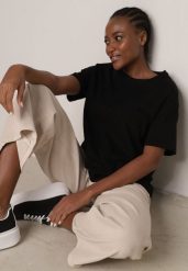 Czarny T-shirt z Bawełny Typu Oversize Nedika. Czarne t-shirty Born2be, m, bez wzorów, z bawełny, klasyczne, bez kołnierzyka, bez ramiączek. Za 39.99 zł.