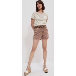 Szorty jeansowe high waist karmelowe. Szorty MOODO, bez wzorów, z bawełny. W wyprzedaży za 32.99 zł.