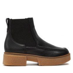 Sztyblety Clarks. Czarne botki Clarks, bez wzorów, bez obcasa, na płaskiej podeszwie, bez zapięcia. Za 529.99 zł.