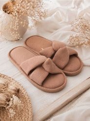 Kapcie z ozdobnym wiązaniem - beżowy. Brązowe kapcie Sinsay, bez wzorów. Za 19.99 zł.