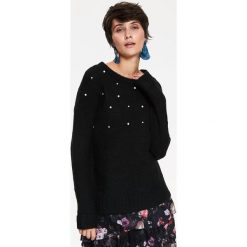SWETER DAMSKI Z PERŁAMI, LUŹNY. Czarne swetry TOP SECRET, na jesień, z aplikacjami, z dzianiny, bez ramiączek. W wyprzedaży za 39.99 zł.