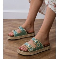 Zielone klapki espadryle brokatowe z klamerkami. Zielone espadryle bez wzorów, ze skóry, casualowe, z okrągłym noskiem, bez obcasa, na platformie. Za 86.24 zł.