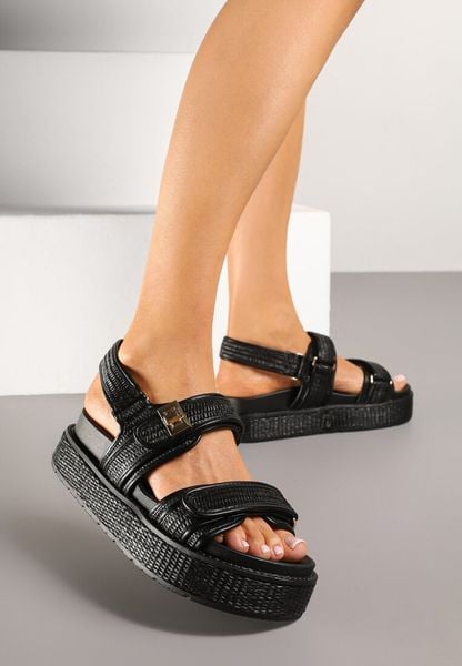 Czarne Plecione Sandały na Platformie Ozdobione Metaliczną Aplikacją Liaelle. Czarne sandały Renee, z aplikacjami, eleganckie, bez obcasa, na platformie, bez zapięcia. Za 99.99 zł.