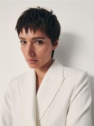 Krótka marynarka - wielobarwny. Marynarki i żakiety Reserved, l, bez wzorów, z tkaniny, bez ramiączek. W wyprzedaży za 69.99 zł.