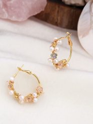 Pierres de Jade Pozłacane kolczyki-kreole z perłami i cyrkoniami rozmiar: onesize. Białe kolczyki Pierres de Jade, z cyrkonią, pozłacane. Za 60.99 zł.