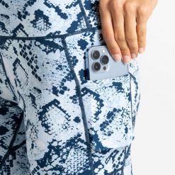 Legginsy turystyczne damskie Influential 3/4. Białe legginsy Dare 2b, bez wzorów, sportowe. W wyprzedaży za 152.65 zł.