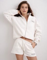 Damska bluza rozpinana, wysoki kołnierz bawełniana mieszanka Script złamana biel. Białe bluzy AIM'N, m, bez wzorów, z bawełny, bez ramiączek, bez kaptura. Za 381.00 zł.