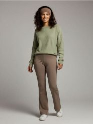 Sweter w strukturalny wzór z wiskozą - zielony. Zielone swetry Sinsay, l, bez wzorów, z wiskozy, bez ramiączek. Za 39.99 zł.