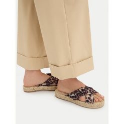 Klapki Liu Jo. Brązowe klapki Liu Jo, bez wzorów, bez obcasa, bez zapięcia. Za 258.99 zł.