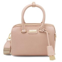 Torebka QUAZI. Czerwone torebki klasyczne QUAZI, bez wzorów, klasyczne, bez dodatków. Za 159.99 zł.