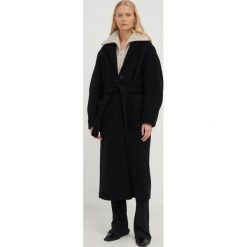 Marc O'Polo płaszcz wełniany kolor czarny przejściowy oversize. Czarne płaszcze Marc O'Polo, bez wzorów, z wełny, klasyczne, bez kaptura. Za 1,989.90 zł.