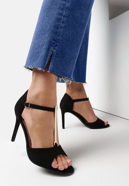 Czarne Sandały Prisertise. Czarne sandały Born2be, z aplikacjami, ze skóry, wizytowe, bez obcasa, na obcasie, bez zapięcia. Za 119.99 zł.