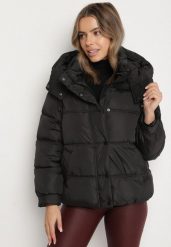 Czarna Kurtka Puffer o Fasonie Oversize z Kapturem i Naszywką Azirva. Czarne kurtki Born2be, l, z aplikacjami, z dzianiny, sportowe, z kapturem. Za 169.99 zł.