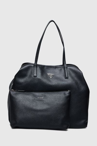 GUESS Czarna damska shopperka Victtoria. Czarne shopper bag Guess, z aplikacjami, ze skóry ekologicznej, bez dodatków. W wyprzedaży za 351.99 zł.