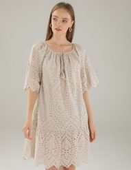 AŻUROWA SUKIENKA MINI. Brązowe sukienki Unisono, l, z aplikacjami, z bawełny, bez kołnierzyka, bez ramiączek, mini, rozkloszowane. Za 219.00 zł.