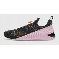 Buty treningowe damskie Nike React Metcon. Czarne buty treningowe Nike, bez wzorów, z gumy, bez zapięcia, na fitness i siłownię. Za 476.00 zł.
