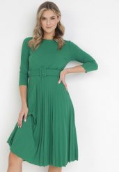 Zielona Sukienka Plisowana z Paskiem Gonge. Zielone sukienki Born2be, na co dzień, s, bez wzorów, eleganckie, bez kołnierzyka, bez ramiączek, midi, dopasowane. W wyprzedaży za 90.99 zł.