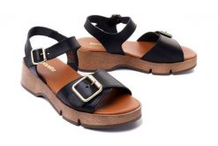 MANITU 910121-01 schwarz, sandały damskie. Czarne sandały Manitu, bez wzorów, ze skóry, bez obcasa, bez zapięcia. Za 284.90 zł.
