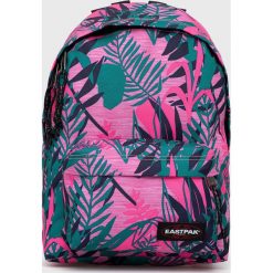 Eastpak plecak damski kolor różowy mały wzorzysty. Czerwone plecaki Eastpak, bez wzorów, do ręki, bez dodatków. W wyprzedaży za 124.99 zł.