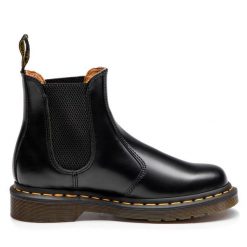 Sztyblety Dr. Martens. Czarne botki Dr Martens, bez wzorów, bez obcasa, na płaskiej podeszwie, bez zapięcia. Za 949.99 zł.