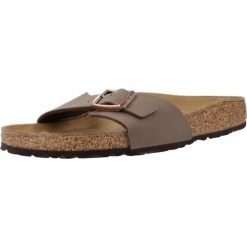 Klapki damskie Birkenstock 040093. Brązowe klapki Birkenstock, bez wzorów, z materiału, klasyczne, z otwartym noskiem, bez obcasa, bez zapięcia. Za 380.66 zł.