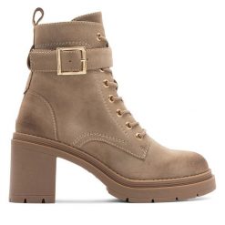 Botki JENNY. Brązowe botki Jenny, bez wzorów, bez obcasa, na słupku, bez zapięcia. Za 135.99 zł.